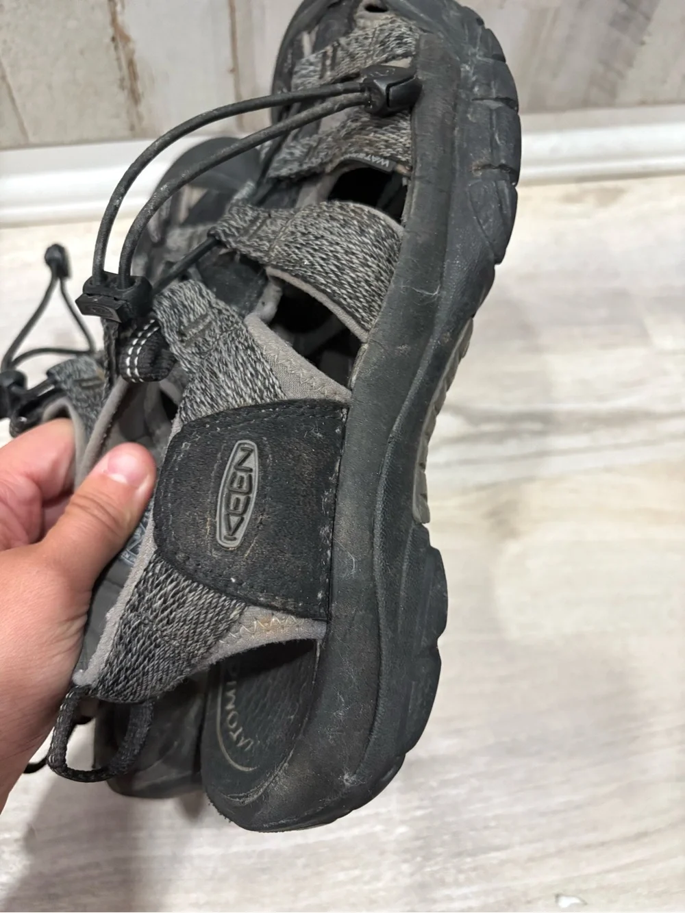 KEEN Newport H2 Sport Sandals Men’s 8.5 Gray Black Water Hiking Outdoor Shoes
